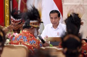 This handout picture taken on Sept. 10, 2019 and released by the Indonesian Presidential Palace shows President Joko Widodo (right) meeting with some 61 Papuan and West Papuan religious and student leaders, customary and communities chiefs at the state palace in Jakarta. [AFP]